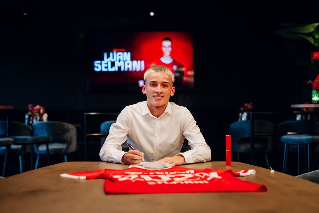 Luan Selmani tekent eerste contract bij FC Twente, tot medio 2029.